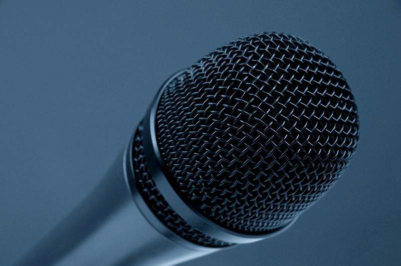 Pourquoi l’écoute attentive change la qualité d’une prise de voix
